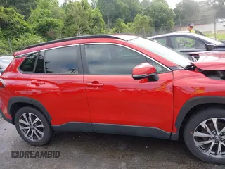 2022 Toyota Corolla Cross XLE z VIN 7MUEAABG0NV030757, wystawiony jako IAAI lot #42597979 z przebiegiem 20 172 mil mil oraz . Historia ofert i sprzedaży dostępna na DreamBid. Obrazek 13.