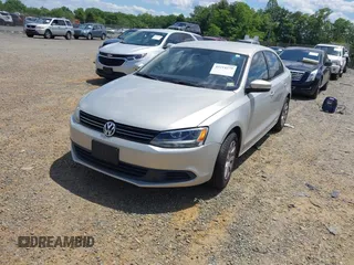 2011 Volkswagen Jetta SE z VIN 3VWDZ7AJ6BM050759, wystawiony jako IAAI lot #42214279 z przebiegiem 234 511 mil mil oraz . Historia ofert i sprzedaży dostępna na DreamBid. Obrazek 2.