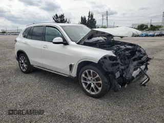 2024 BMW X5 xDrive40i z VIN 5UX23EU04R9T59544, wystawiony jako Copart lot #48216655 z przebiegiem 23 706 mil mil oraz Tytuł czysty. Historia ofert i sprzedaży dostępna na DreamBid. Obrazek 4.