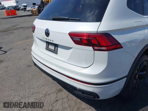 2024 Volkswagen Tiguan SE R-Line Black with VIN 3VVCB7AX7RM085619, listed as a IAAI auction lot 42325566 with 10,615 mi miles and . Bid and sale history available at DreamBid. Image 4.