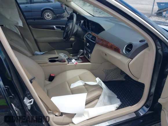 2013 Mercedes-Benz C 300 Sport с VIN WDDGF8AB3DA839741, выставлен на аукционе IAAI как лот 42647321 с пробегом 234 146 миль миль и . История ставок и продаж доступна на DreamBid. Изображение 5.