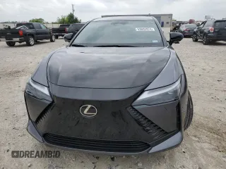 2023 Lexus RZ 450e Premium z VIN JTJAAAAB2PA010568, wystawiony jako Copart lot #53693974 z przebiegiem 12 046 mil mil oraz Szkody całkowita. Historia ofert i sprzedaży dostępna na DreamBid. Obrazek 5.