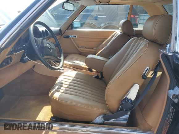 1988 Mercedes-Benz 560 SL z VIN WDBBA48D0JA085307, wystawiony jako Copart lot #51533115 z przebiegiem 83 302 mil mil oraz Szkoda całkowita • Salvage title. Historia ofert i sprzedaży dostępna na DreamBid. Obrazek 7.
