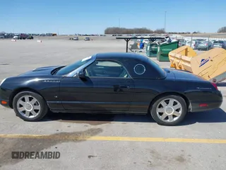 2004 Ford Thunderbird Deluxe z VIN 1FAHP60AX4Y103613, wystawiony jako IAAI lot #41962198 z przebiegiem 81 765 mil mil oraz . Historia ofert i sprzedaży dostępna na DreamBid. Obrazek 15.