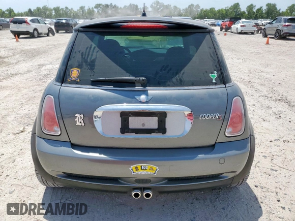 2005 MINI Hardtop S z VIN WMWRE33435TG95329, wystawiony jako Copart lot #56890015 z przebiegiem 47 985 mil mil oraz Czysty tytuł • Clean title. Historia ofert i sprzedaży dostępna na DreamBid. Obrazek 6.