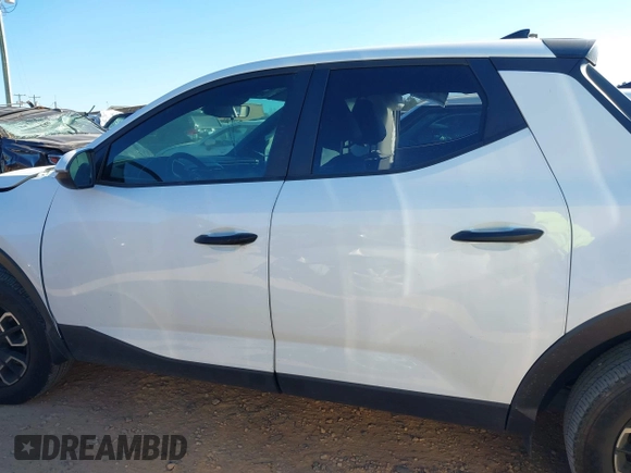 2023 Hyundai Santa Cruz SEL z VIN 5NTJB4AE7PH043443, wystawiony jako IAAI lot #41040006 z przebiegiem 43 504 mil mil oraz . Historia ofert i sprzedaży dostępna na DreamBid. Obrazek 14.