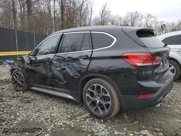 2022 BMW X1 xDrive28i with VIN WBXJG9C02N5V02098, listed as a Copart auction lot 43597365 with 33,590 mi miles and Salvage Title. Bid and sale history available at carsss.com. Image 2.