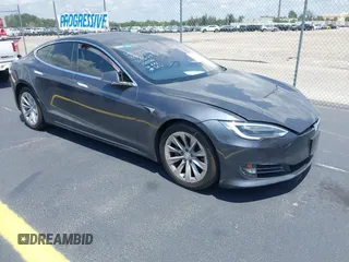 2017 Tesla Model S 60 z VIN 5YJSA1E10HF220006, wystawiony jako IAAI lot #42190629 z przebiegiem 64 350 mil mil oraz . Historia ofert i sprzedaży dostępna na DreamBid. Obrazek 1.