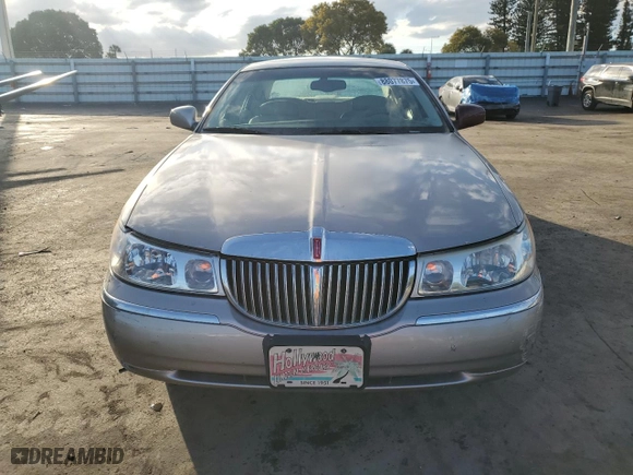 1999 Lincoln Town Car Signature with VIN 1LNHM82W1XY710796, listed as a Copart auction lot 88077875 with 65,448 mi miles and Clean Title. Bid and sale history available at carsss.com. Image 5.