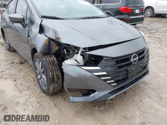 2024 Nissan Versa SV z VIN 3N1CN8EV7RL843827, wystawiony jako IAAI lot #41741043 z przebiegiem 9 062 mil mil oraz . Historia ofert i sprzedaży dostępna na DreamBid. Obrazek 6.