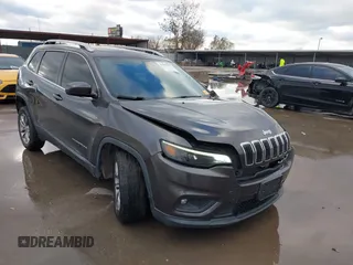 2019 Jeep Cherokee Latitude Plus z VIN 1C4PJLLX1KD241874, wystawiony jako IAAI lot #41313447 z przebiegiem 108 649 mil mil oraz . Historia ofert i sprzedaży dostępna na DreamBid. Obrazek 1.
