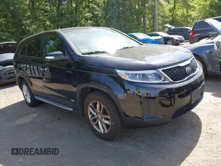 2014 Kia Sorento LX z VIN 5XYKTDA62EG430317, wystawiony jako IAAI lot #42299939 z przebiegiem 117 037 mil mil oraz . Historia ofert i sprzedaży dostępna na DreamBid. Obrazek 1.