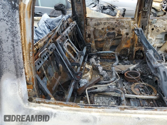 2015 GMC Sierra 3500HD Denali z VIN 1GT424E86FF592155, wystawiony jako Copart lot #38358354 z przebiegiem Nie podano mil oraz Nie do naprawy • Non repairable. Historia ofert i sprzedaży dostępna na DreamBid. Obrazek 10.