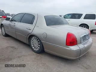 2003 Lincoln Town Car Signature z VIN 1LNHM82W83Y704682, wystawiony jako IAAI lot #41929310 z przebiegiem 242 995 mil mil oraz . Historia ofert i sprzedaży dostępna na DreamBid. Obrazek 3.