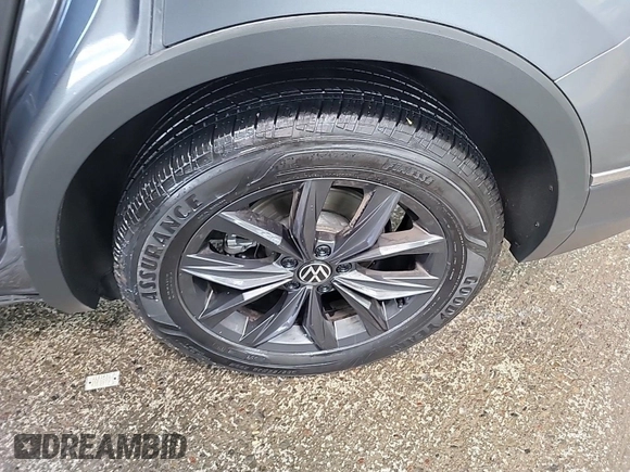 2024 Volkswagen Tiguan SE with VIN 3VV3B7AX5RM107598, listed as a IAAI auction lot 42796418 with 25,762 mi miles and . Bid and sale history available at DreamBid. Image 29.