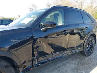2025 Mazda CX-90 Premium Sport z VIN JM3KKCHD3S1218675, wystawiony jako IAAI lot #41971539 z przebiegiem Nie podano mil oraz . Historia ofert i sprzedaży dostępna na DreamBid. Obrazek 6.