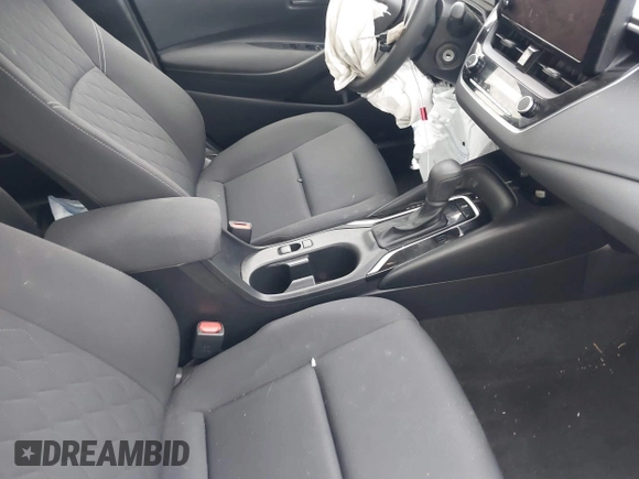 2023 Toyota Corolla LE z VIN JTDB4MEE9P3001116, wystawiony jako IAAI lot #41512246 z przebiegiem 27 882 mil mil oraz . Historia ofert i sprzedaży dostępna na DreamBid. Obrazek 5.