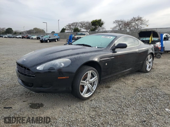 2005 Aston Martin DB9 z VIN SCFAD01A05GA01135, wystawiony jako Copart lot #47689715 z przebiegiem Nie podano mil oraz Tytuł czysty. Historia ofert i sprzedaży dostępna na DreamBid. Obrazek 1.