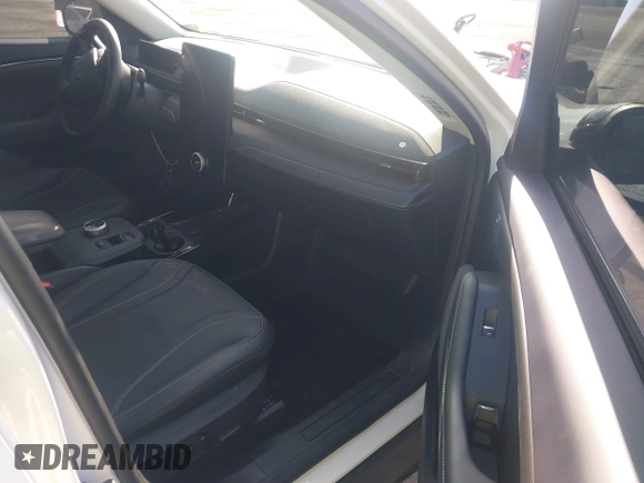 2024 Ford Mustang Mach-E Premium z VIN 3FMTK3R70RMA06461, wystawiony jako IAAI lot #41483098 z przebiegiem 5 647 mil mil oraz . Historia ofert i sprzedaży dostępna na DreamBid. Obrazek 5.