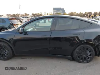2025 Tesla Model Y Long Range with VIN 7SAYGDED5SF281818, listed as a IAAI auction lot 41302611 with 395 mi miles and . Bid and sale history available at DreamBid. Image 14.
