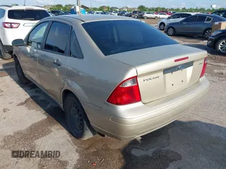 2006 Ford Focus S z VIN 1FAFP34N86W233472, wystawiony jako IAAI lot #42154557 z przebiegiem 150 143 mil mil oraz . Historia ofert i sprzedaży dostępna na DreamBid. Obrazek 3.