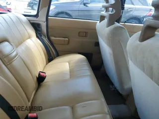 1993 Volvo 240 z VIN YV1AW8311P1956415, wystawiony jako Copart lot #55122855 z przebiegiem 276 658 mil mil oraz Szkoda całkowita • Salvage title. Historia ofert i sprzedaży dostępna na DreamBid. Obrazek 11.