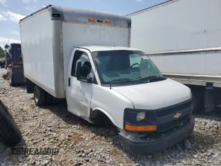 2012 Chevrolet Express Commercial Work Van z VIN 1GB0G2CA0C1166551, wystawiony jako Copart lot #52700645 z przebiegiem Nie podano mil oraz Szkoda całkowita • Salvage title. Historia ofert i sprzedaży dostępna na DreamBid. Obrazek 4.