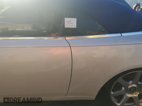2018 Rolls-Royce Dawn z VIN SCA666D5XJU107625, wystawiony jako Copart lot #84906594 z przebiegiem Nie podano mil oraz Nie do naprawy • Non repairable. Historia ofert i sprzedaży dostępna na DreamBid. Obrazek 12.