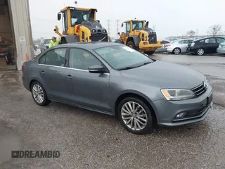 2015 Volkswagen Jetta SE z VIN 3VWD07AJ4FM306977, wystawiony jako IAAI lot #41719328 z przebiegiem 105 680 mil mil oraz . Historia ofert i sprzedaży dostępna na DreamBid. Obrazek 1.
