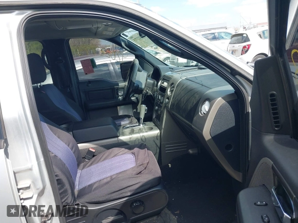 2006 Ford F-150 XLT z VIN 1FTPW14556KB61370, wystawiony jako IAAI lot #42022773 z przebiegiem 214 549 mil mil oraz . Historia ofert i sprzedaży dostępna na DreamBid. Obrazek 5.