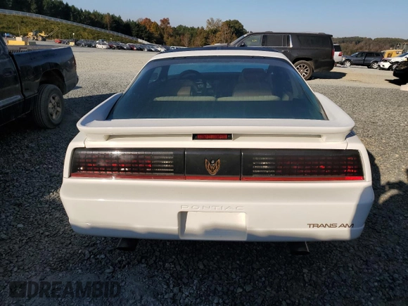 1988 Pontiac Firebird z VIN 1G2FW2183JL204840, wystawiony jako Copart lot #69142254 z przebiegiem 62 529 mil mil oraz Czysty tytuł • Clean title. Historia ofert i sprzedaży dostępna na DreamBid. Obrazek 6.