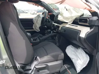 2024 Toyota Tacoma SR5 z VIN 3TMLB5JN9RM003004, wystawiony jako IAAI lot #42276998 z przebiegiem 32 474 mil mil oraz . Historia ofert i sprzedaży dostępna na DreamBid. Obrazek 5.