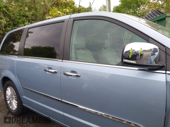 2013 Chrysler Town & Country Limited with VIN 2C4RC1GG5DR571731, listed as a IAAI auction lot 42028807 with 155,875 mi miles. Bid and sale history available at carsss.com. Image 13.