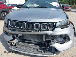 2024 Jeep Compass Limited z VIN 3C4NJDCN4RT595193, wystawiony jako IAAI lot #42275126 z przebiegiem 26 638 mil mil oraz . Historia ofert i sprzedaży dostępna na DreamBid. Obrazek 6.