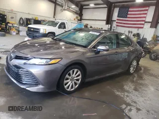2018 Toyota Camry LE z VIN 4T1B11HK4JU619322, wystawiony jako Copart lot #53433655 z przebiegiem 169 903 mil mil oraz Czysty tytuł • Clean title. Historia ofert i sprzedaży dostępna na DreamBid. Obrazek 1.