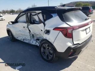 2024 Kia Seltos S z VIN KNDEU2AA3R7598795, wystawiony jako Copart lot #48802654 z przebiegiem 740 mil mil oraz Szkody całkowita. Historia ofert i sprzedaży dostępna na DreamBid. Obrazek 2.