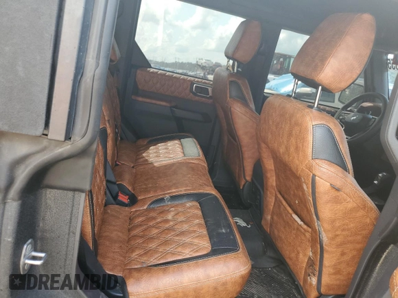 2021 Ford Bronco z VIN 1FMEE5BP4MLA90588, wystawiony jako Copart lot #57164855 z przebiegiem 22 550 mil mil oraz Szkoda całkowita • Salvage title. Historia ofert i sprzedaży dostępna na DreamBid. Obrazek 10.