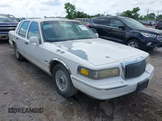1997 Lincoln Town Car Executive с VIN 1LNLM81W8VY622787, выставлен на аукционе IAAI как лот 42620007 с пробегом 188 117 миль миль и . История ставок и продаж доступна на DreamBid. Изображение 1.
