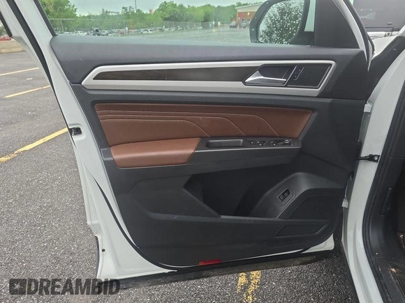 2023 Volkswagen Atlas SE с VIN 1V2HR2CA7PC526707, выставлен на аукционе IAAI как лот 42854241 с пробегом 28 220 миль миль и . История ставок и продаж доступна на DreamBid. Изображение 15.