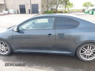 2005 Scion tC z VIN JTKDE167750027919, wystawiony jako IAAI lot #42047588 z przebiegiem 132 831 mil mil oraz . Historia ofert i sprzedaży dostępna na DreamBid. Obrazek 15.