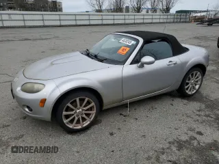 2006 Mazda MX-5 Miata Touring z VIN JM1NC25F560102313, wystawiony jako Copart lot #46330245 z przebiegiem Nie podano mil oraz Czysty tytuł • Clean title. Historia ofert i sprzedaży dostępna na DreamBid. Obrazek 1.
