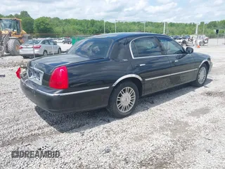 2008 Lincoln Town Car Limited z VIN 2LNHM82W68X659796, wystawiony jako IAAI lot #42105970 z przebiegiem 80 437 mil mil oraz . Historia ofert i sprzedaży dostępna na DreamBid. Obrazek 4.