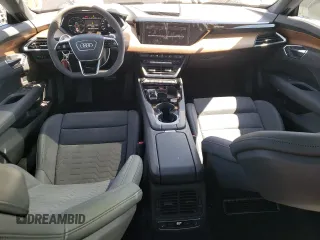 2024 Audi e-tron GT Premium Plus z VIN WAUFJBFW1R7001075, wystawiony jako Copart lot #58714654 z przebiegiem 3185 mil mil oraz Szkody całkowita. Historia ofert i sprzedaży dostępna na DreamBid. Obrazek 8.