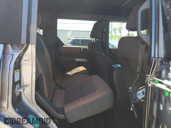 2023 Ford Bronco z VIN 1FMDE5BH4PLA99848, wystawiony jako Copart lot #49833595 z przebiegiem 29 101 mil mil oraz Szkody całkowita. Historia ofert i sprzedaży dostępna na DreamBid. Obrazek 11.