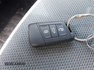 2025 Volkswagen Taos z VIN 3VV5C7B23SM012634, wystawiony jako IAAI lot #42342616 z przebiegiem 4381 mil mil oraz . Historia ofert i sprzedaży dostępna na DreamBid. Obrazek 11.
