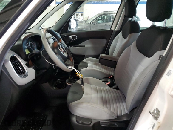 2014 FIAT 500L Easy z VIN ZFBCFABH9EZ019012, wystawiony jako Copart lot #63254015 z przebiegiem 57 078 mil mil oraz Czysty tytuł • Clean title. Historia ofert i sprzedaży dostępna na DreamBid. Obrazek 7.