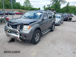 2005 Nissan Pathfinder SE z VIN 5N1AR18W25C701343, wystawiony jako IAAI lot #42209613 z przebiegiem 231 149 mil mil oraz . Historia ofert i sprzedaży dostępna na DreamBid. Obrazek 2.