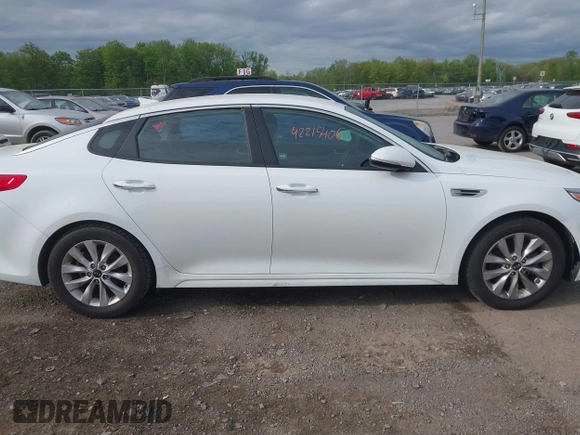 2017 Kia Optima LX z VIN 5XXGT4L38HG171236, wystawiony jako IAAI lot #42215406 z przebiegiem 83 107 mil mil oraz . Historia ofert i sprzedaży dostępna na DreamBid. Obrazek 14.