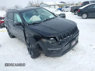 2020 Jeep Compass North z VIN 3C4NJDBB8LT168386, wystawiony jako IAAI lot #41621280 z przebiegiem 90 023 mil mil oraz . Historia ofert i sprzedaży dostępna na DreamBid. Obrazek 1.
