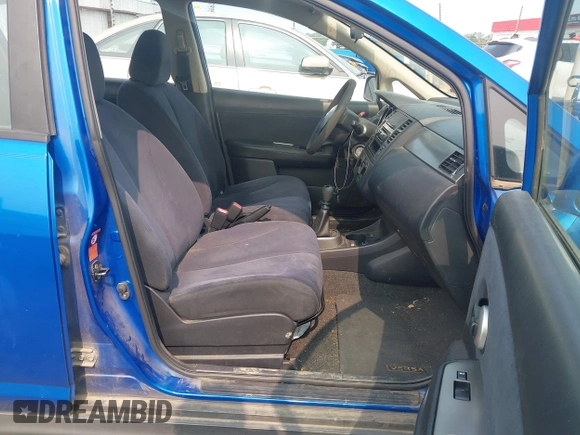 2007 Nissan Versa S z VIN 3N1BC13E87L367967, wystawiony jako IAAI lot #42412791 z przebiegiem 239 800 mil mil oraz . Historia ofert i sprzedaży dostępna na DreamBid. Obrazek 5.